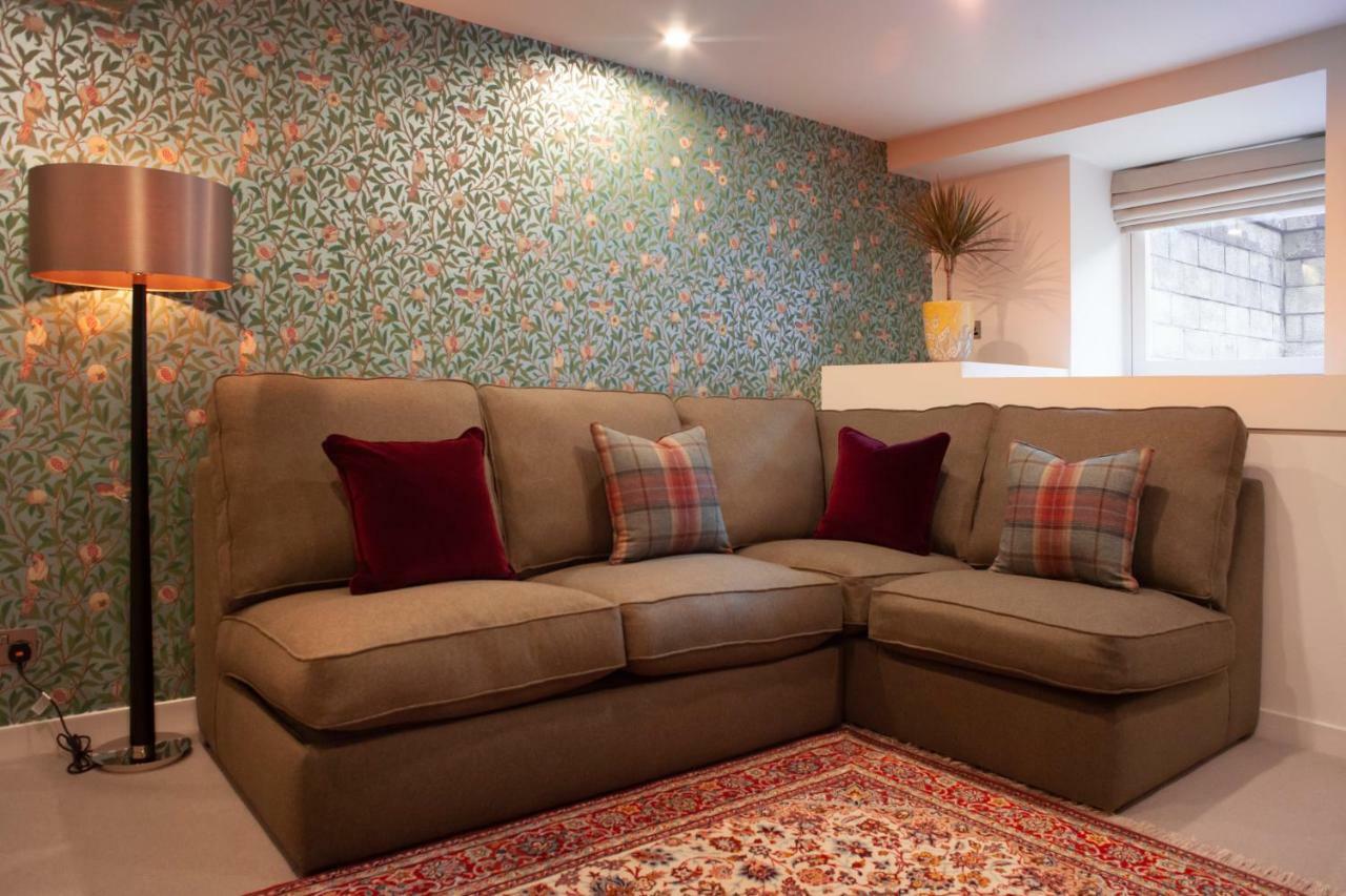 The Roseate Edinburgh - Small Luxury Hotels Of The World Экстерьер фото A sofa